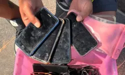 Denizde bulduğu telefon ve gözlükleri sahiplerine ulaştırıyor