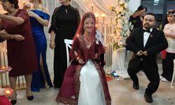 Saray'da cücelik hastası çift, dünyaevine girdi! Damat masanın üstüne çıkıp oynadı