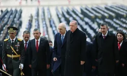 Devlet erkanı Anıtkabir'de! Atatürk'ün mozolesine çelenk bırakıldı