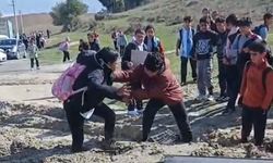 Çerkezköy'de dehşete düşüren görüntü! Okul yolu bataklığa döndü, çocuklar birbirini kurtarmaya çalıştı