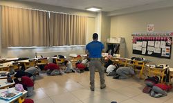 Çorlu'da öğrencilere hayat kurtaran afet eğitimi! Deprem anında yapılacaklar uygulamalı gösteriliyor
