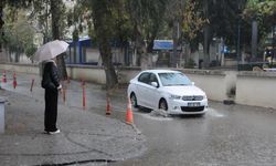 Edirne'de sağanak etkili oldu! Caddelerde su birikti, trafik aksadı