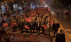 Trakya'da konserler iptal Edirne'de yağışa rağmen Cumhuriyet coşkusu! Yağmur altında binlerce kişi yürüdü