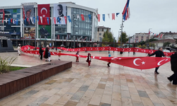 Çerkezköy'de 103 metrelik Cumhuriyet korteji! Minik askerler tarihi gazeteyi dağıttı