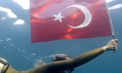 Cumhuriyet coşkusunu denizin derinliklerine taşıdı! Şahika Ercümen Ay Yıldızlı bayrağı su altında dalgalandırdı