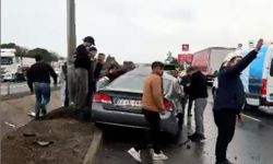 Tekirdağ’da otomobil elektrik direğine çarptı: Kadın sürücü araçta sıkıştı