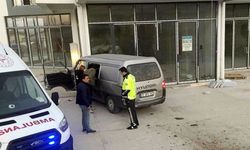 5 yaralı, sürücü firarda! Keşan'da polisten kaçan minibüs duvara çarptı