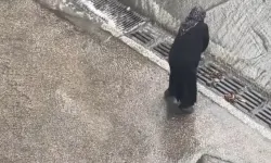Vali bastonuyla mazgaldaki yaprakları temizleyen teyzeyi ziyaret etti