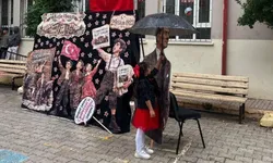 Kendini değil, Atatürk'ü düşündü! Minik Meryem Atatürk maketi ıslanmasın diye şemsiye tuttu, yürekleri ısıttı