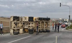 Saray'da mıcır yüklü tır devrildi! Sürücü yaralandı