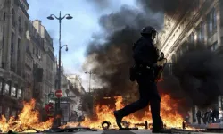 Paris yanıyor! Sarı yelekliler yine sokakta: Fransa'da hükümet karşıtı isyan büyüyor, polisle eylemciler birbirine girdi
