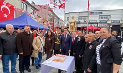 Yeni Parti'den Cumhuriyet'e pastalı kutlama