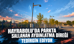 Hayrabolu’da parkta sallanan aydınlatma direği tedirgin ediyor