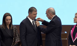 Cemil Tugay AK Parti'ye geçti, Rozeti Erdoğan taktı! Tugay: AK Parti kimsesizlerin kimsesidir