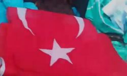 Bayrakları atan da görüntüleri çeken de aynı kişi çıktı!
