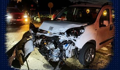 Hafif ticari araç ile otomobil çarpıştı: 2 yaralı