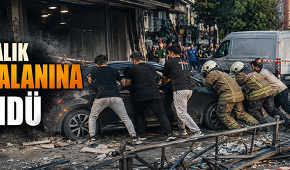 Otomobil kaldırımdaki yayaların arasına daldı: 6 yaralı!