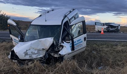 Edirne-Süloğlu Yolunda Otomobil ve Hafif Ticari Araç Çarpıştı: 3 Yaralı