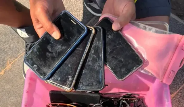 Denizde bulduğu telefon ve gözlükleri sahiplerine ulaştırıyor