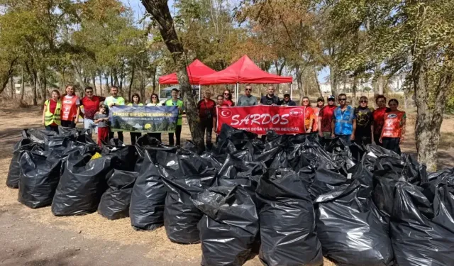 Keşan’da çevre gönüllülerinden örnek hareket: 2 saatte 63 torba çöp toplandı