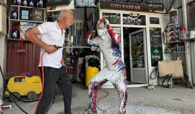 Türkiye'yi gezen Örümcek Adam'ı hortumla yıkadılar