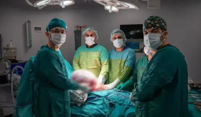 Karın ağrısıyla doktora gitti gerçeği görünce şaşkına döndü! Tam 15 kg çıkarıldı