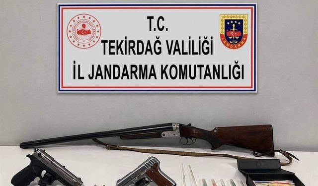 Evinde ruhsatsız silahlar ele geçen şüpheli gözaltında