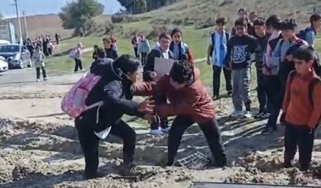 Çerkezköy'de dehşete düşüren görüntü! Okul yolu bataklığa döndü, çocuklar birbirini kurtarmaya çalıştı