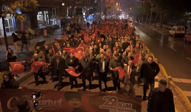 Trakya'da konserler iptal Edirne'de yağışa rağmen Cumhuriyet coşkusu! Yağmur altında binlerce kişi yürüdü