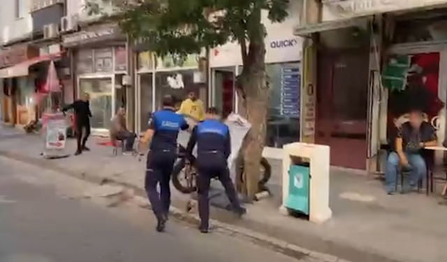 Lüleburgaz'da kaldırım işgaline zabıta müdahelesi! Uyarılara rağmen kaldırımları boşaltmadılar