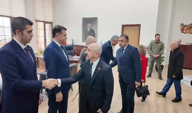 Çerkezköy'de Cumhuriyet töreninde Vahap Akay'a soğuk selam! CHP'liler Akay'ın elini sıkmadı