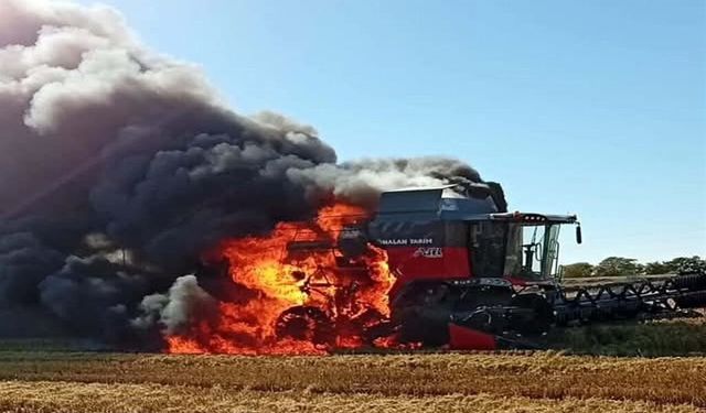 İpsala'da hasat kabusa döndü! Biçerdöver alevlere teslim oldu