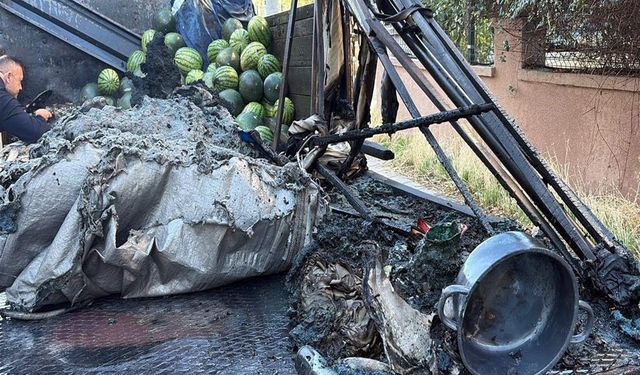 Çorlu'da karpuz yüklü kamyonetin kasası yandı