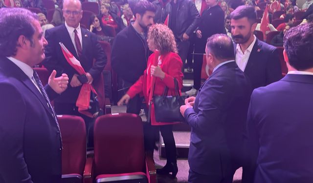Bu koltuklar bu kadar önemli mi? Çerkezköy'de Cumhuriyet kutlamasında protokol tartışması