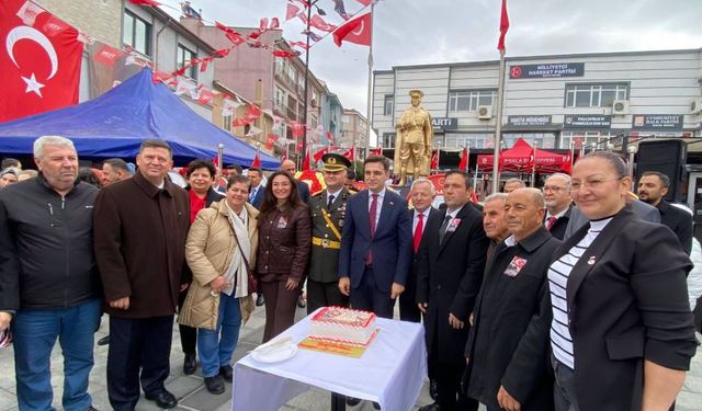 Yeni Parti'den Cumhuriyet'e pastalı kutlama