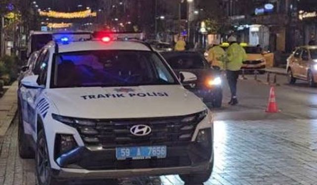 Sokakta ağlayan kardeşlere polis sahip çıktı
