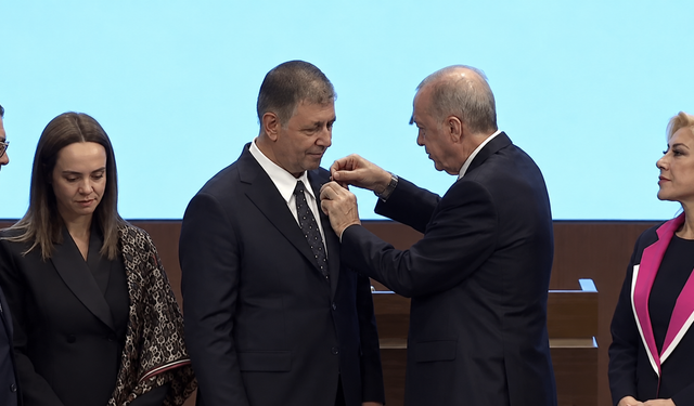Cemil Tugay AK Parti'ye geçti, Rozeti Erdoğan taktı! Tugay: AK Parti kimsesizlerin kimsesidir