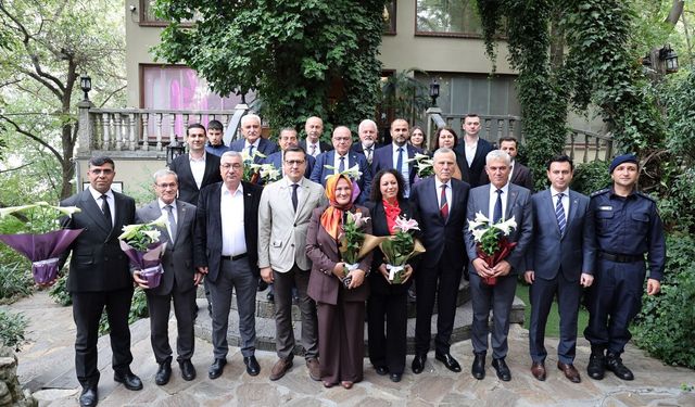 Çerkezköy protokolü, muhtarlarla yemekte buluştu! Muhtarlara çiçek hediye edildi