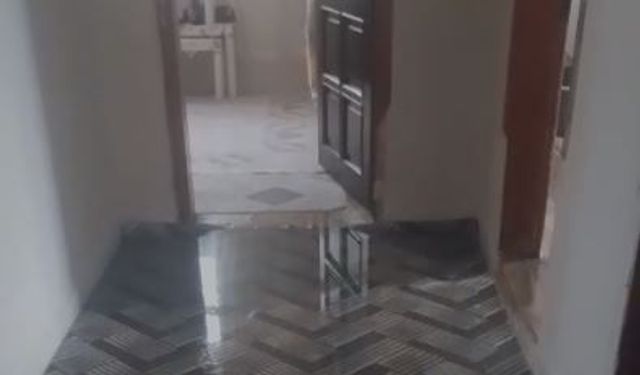 Kızılpınar'da logarlar tıkandı, evi su bastı! 30 saattir TESKİ'yi bekliyor