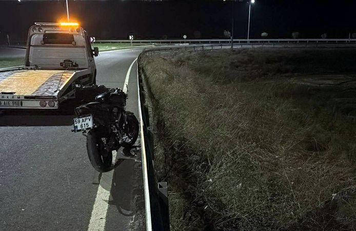 Çorlu'da motosiklet bariyerlere çarptı: 2 yaralı