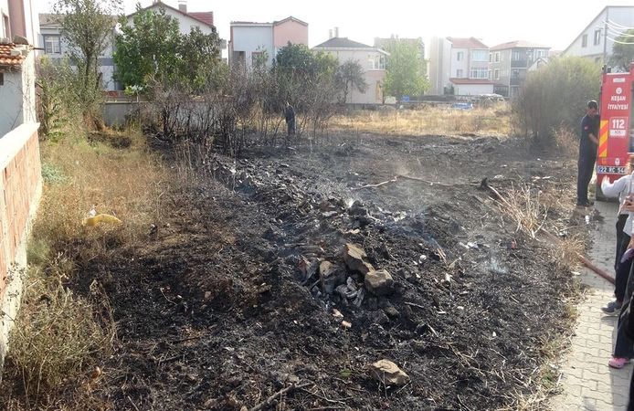 Edirne’de ot yangını evlere sıçramadan söndürüldü