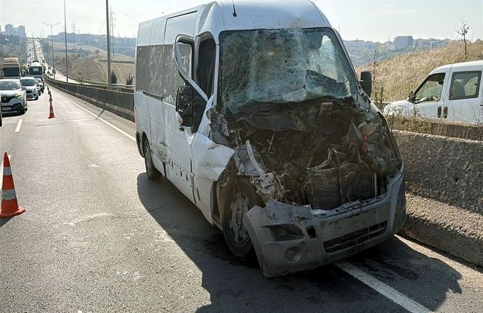 Çorlu'da kamyonla minibüs çarpıştı: Sürücü yaralandı