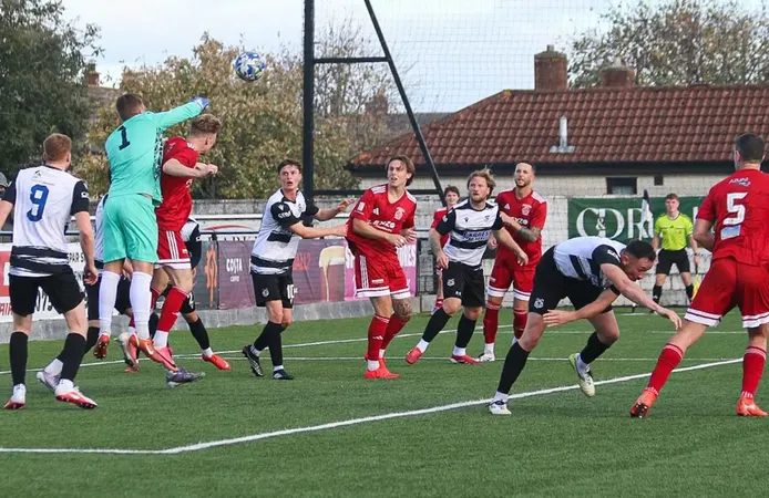 Futbol tarihinde ilginç olay! Aynı gün yarım saat arayla iki maça çıkacaklar