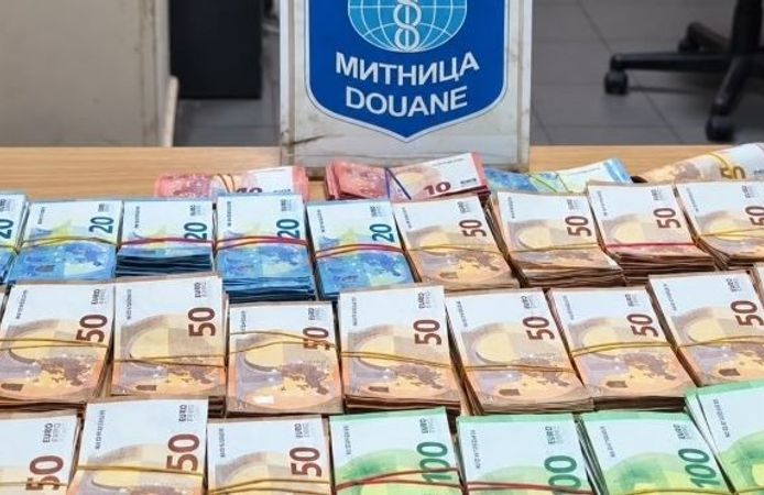 Ceketin astarından 98 bin 500 euroluk sahte para çıktı!