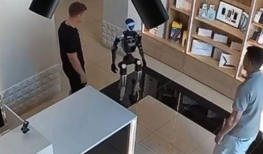 Robot kendini iten müşteriye saldırdı
