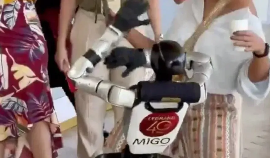 Sokak ortasında dans eden robot şaşırttı