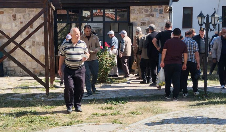 Edirne'de asırlık gelenek yaşatılıyor! Dergah önünde uzun kuyruklar oluştu