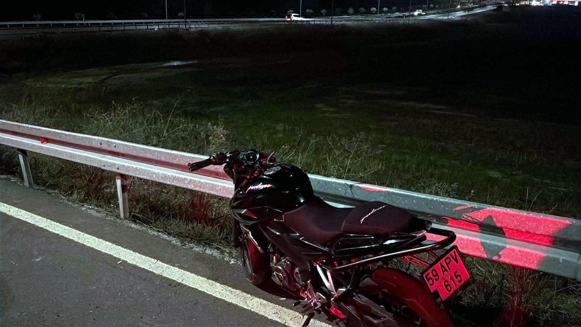 Bari̇yere Çarpan Motosi̇klet 1
