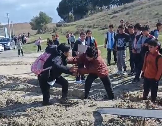 Çerkezköy'de dehşete düşüren görüntü! Okul yolu bataklığa döndü, çocuklar birbirini kurtarmaya çalıştı