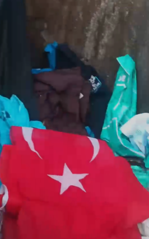 Çöpte Bayrak